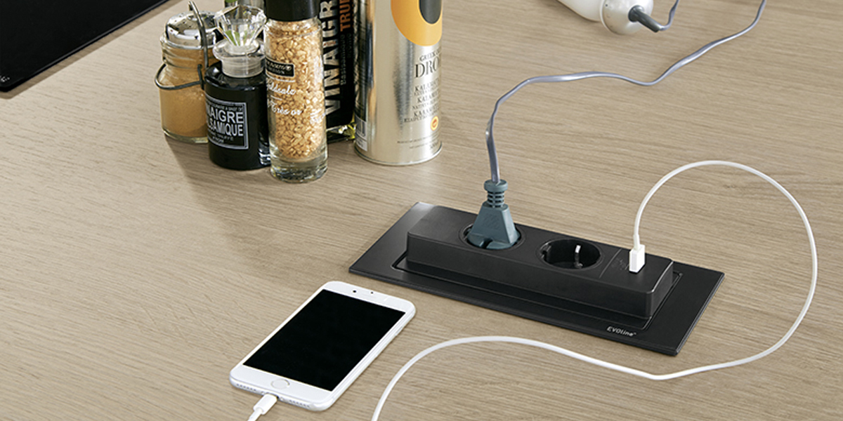 De stekkerdoos met USB-lader kan overal op het werkblad worden gemonteerd - erg handig!